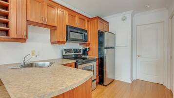 Fridge, oven, stovetop, dishwasher