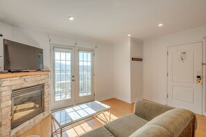 TV, fireplace