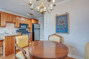 Dining - Condo Alpina - 3302 | Détente à St-Sauveur (Piedmont)
