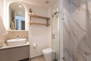 Shower, hair dryer, towels, soap - Braemar Collective (Cape Town)