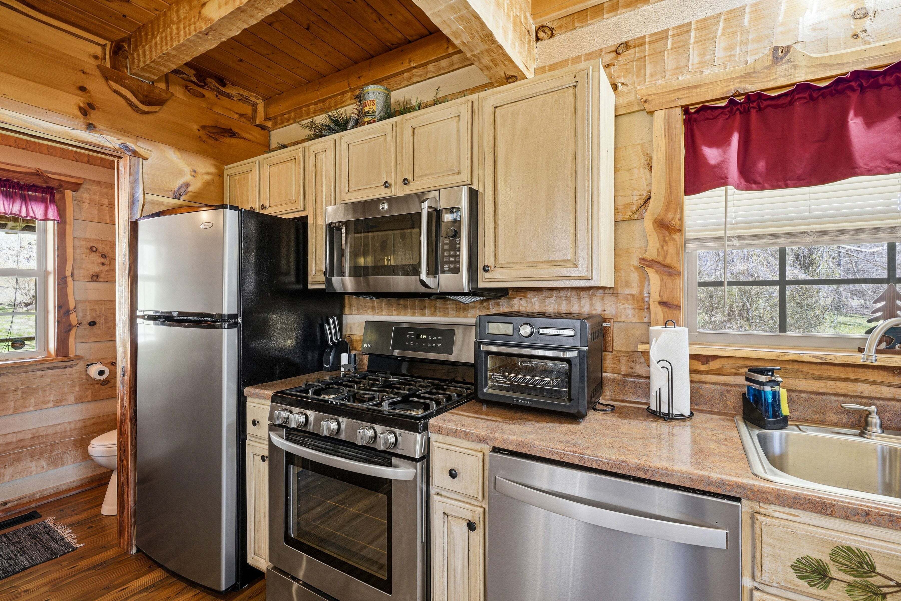 Cabin, 1 Bedroom | Private kitchen | Fridge, oven, coffee/tea maker