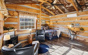 Studio | Interior - Creekside Treehouse Cabin (Cosby)