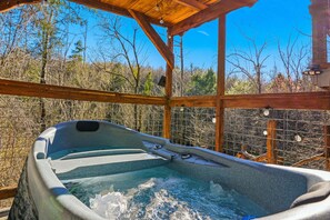 Studio | Outdoor spa tub - Creekside Treehouse Cabin (Cosby)