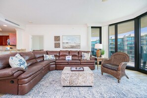 Condo, 3 quartos | Área de estar