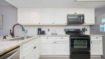 Condo, 2 Bedrooms | Private kitchen