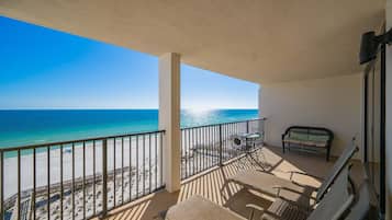 Condo, 2 Bedrooms | Property grounds