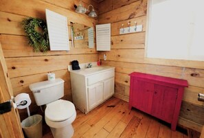 Cabin, 1 Bedroom | Bathroom - Adorable Shut'er Inn 1 Bedroom Cabin (Pigeon Forge)