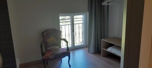 Interior - 2/6 person house with enclosed courtyard and private garden located in the Loire Valley. (Darvoy)