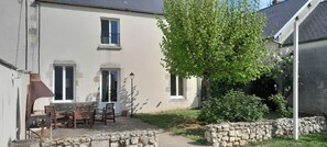 Outdoor dining - 2/6 person house with enclosed courtyard and private garden located in the Loire Valley. (Darvoy)