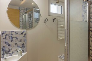 Shower, hair dryer, towels, toilet paper - 2/6 person house with enclosed courtyard and private garden located in the Loire Valley. (Darvoy)