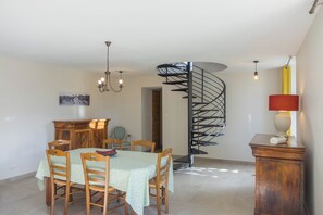 Dining - 2/6 person house with enclosed courtyard and private garden located in the Loire Valley. (Darvoy)