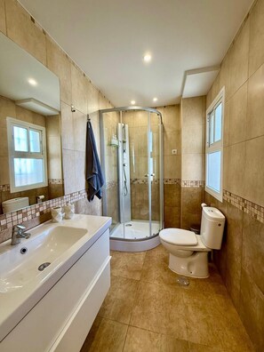 Hair dryer, towels, soap, toilet paper - Front line beach Fuengirola - sea views - terrace - parking (Fuengirola)