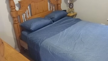 1 slaapkamer, een strijkplank/strijkijzer, internet, beddengoed