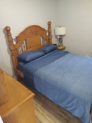 1 slaapkamer, een strijkplank/strijkijzer, internet, beddengoed