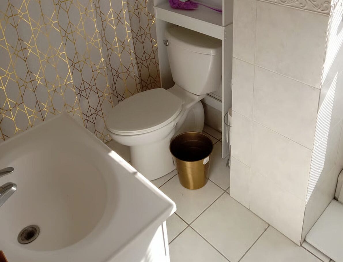 Een douche, handdoeken, toiletpapier