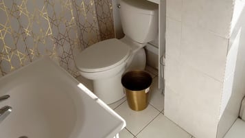 Een douche, handdoeken, toiletpapier
