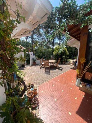 屋外ダイニングエリア