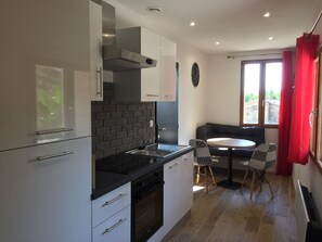 Fridge, microwave, oven, stovetop - Authentic, charming apartment in the heart of the Ardèche (Baix)