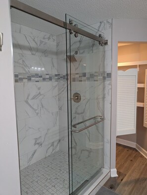 Dusche, Haartrockner, Handtücher