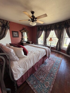 4 bedrooms, desk, iron/ironing board, travel cot - 3 blocks to Whitewater Festival & Royal Gorge Train; Quiet, Cozy Victorian Home (Cañon City)