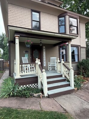 Exterior - 3 blocks to Whitewater Festival & Royal Gorge Train; Quiet, Cozy Victorian Home (Cañon City)