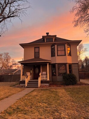 Exterior - 3 blocks to Whitewater Festival & Royal Gorge Train; Quiet, Cozy Victorian Home (Cañon City)