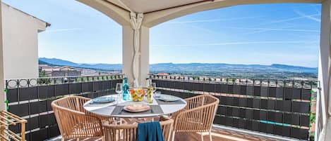 Apartamento familiar, varias habitaciones (VHouse) | Restaurante al aire libre