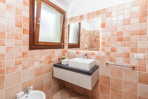 Family Apartment, Multiple Bedrooms (VHouse) | Bathroom - Vhouse (Badesi)