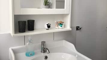 Een douche, een haardroger, handdoeken