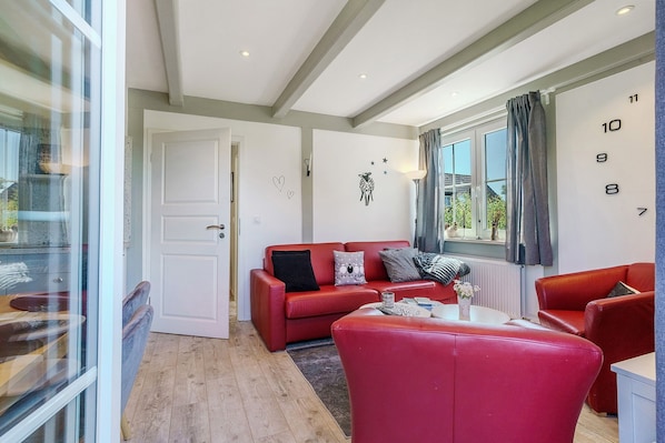 TV - Apartment Schwarzes Schaf – Central Location, Cozy Ambience, Big Heart (Pellworm)