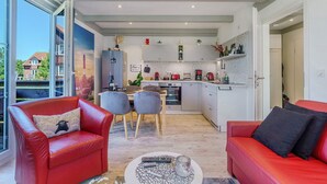 Un intérieur moderne comprenant un coin repas, une cuisine et un espace détente.