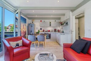 Un intérieur moderne comprenant un coin repas, une cuisine et un espace détente.