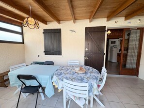 Outdoor dining - House near beach, private parking - 6 guests (Le Barcarès)