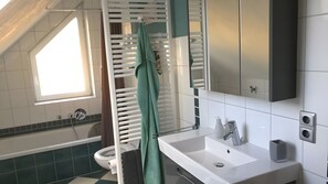 Dusche, Haartrockner, Handtücher