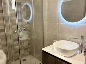Dusche, Haartrockner, Handtücher, Shampoo