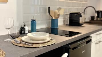 Wasserkocher mit Kaffee-/Teezubehör, Kühlschrank, Herdplatte