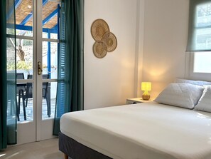 1 bedroom, iron/ironing board, WiFi, bed sheets - Origins III | Modern Seaside Studio in Piso Livadi (Piso Livadi Paros)