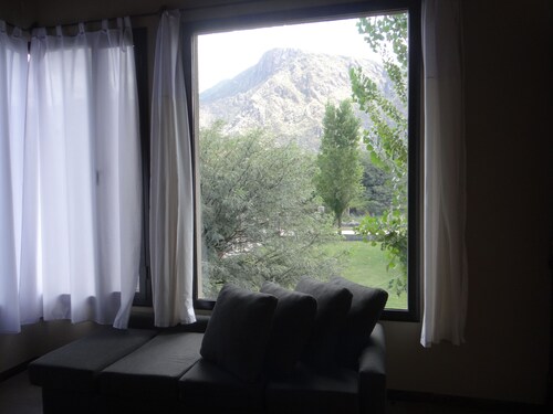 Beautiful cabin with pool for 5, with a spectacular view of the mountains.