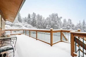 Outdoor dining - Cozy Alaska Home, in Anchorage, Alaska (Anchorage)