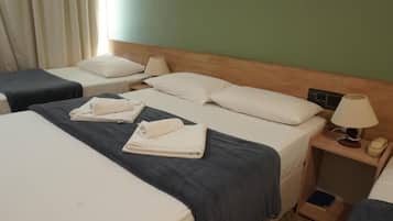 Quarto standard, vista para a cidade | Cofres nos quartos, escrivaninha, Wi-Fi de cortesia
