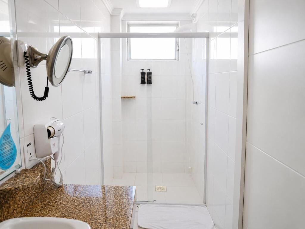 Ducha, toallas, jabón, shampoo