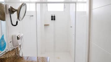 Ducha, toallas, jabón, shampoo
