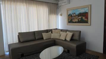 Comfort Suite, City View | In-room safe, desk, WiFi (free)