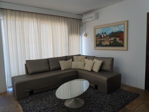 Comfort suite, uitzicht op de stad | Een kluis op de kamer, een bureau, gratis wifi