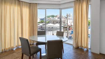 Suite Confort, vistas a la ciudad | Caja fuerte, escritorio, wifi gratis