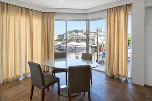 Suite – comfort, byutsikt | Safe på rommet, skrivebord og wi-fi (inkludert)