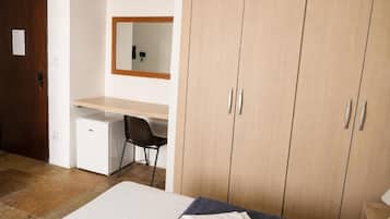 Quarto duplo standard, vista para a cidade | Cofres nos quartos, escrivaninha, Wi-Fi de cortesia