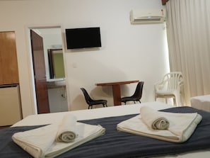 Quarto standard, vista para a cidade | Cofres nos quartos, escrivaninha, Wi-Fi de cortesia