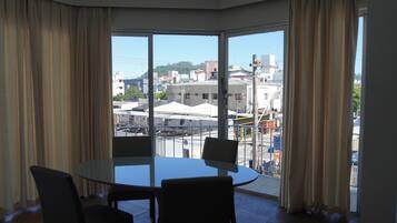 Suite – comfort, byutsikt | Oppholdsområde