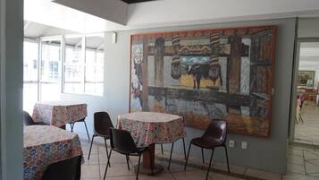 Café da manhã com buffet grátis todos os dias